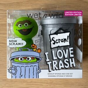 Wet n Wild Sesame Street Collection I Love Trash Makeup Sponge + Holder/Tray